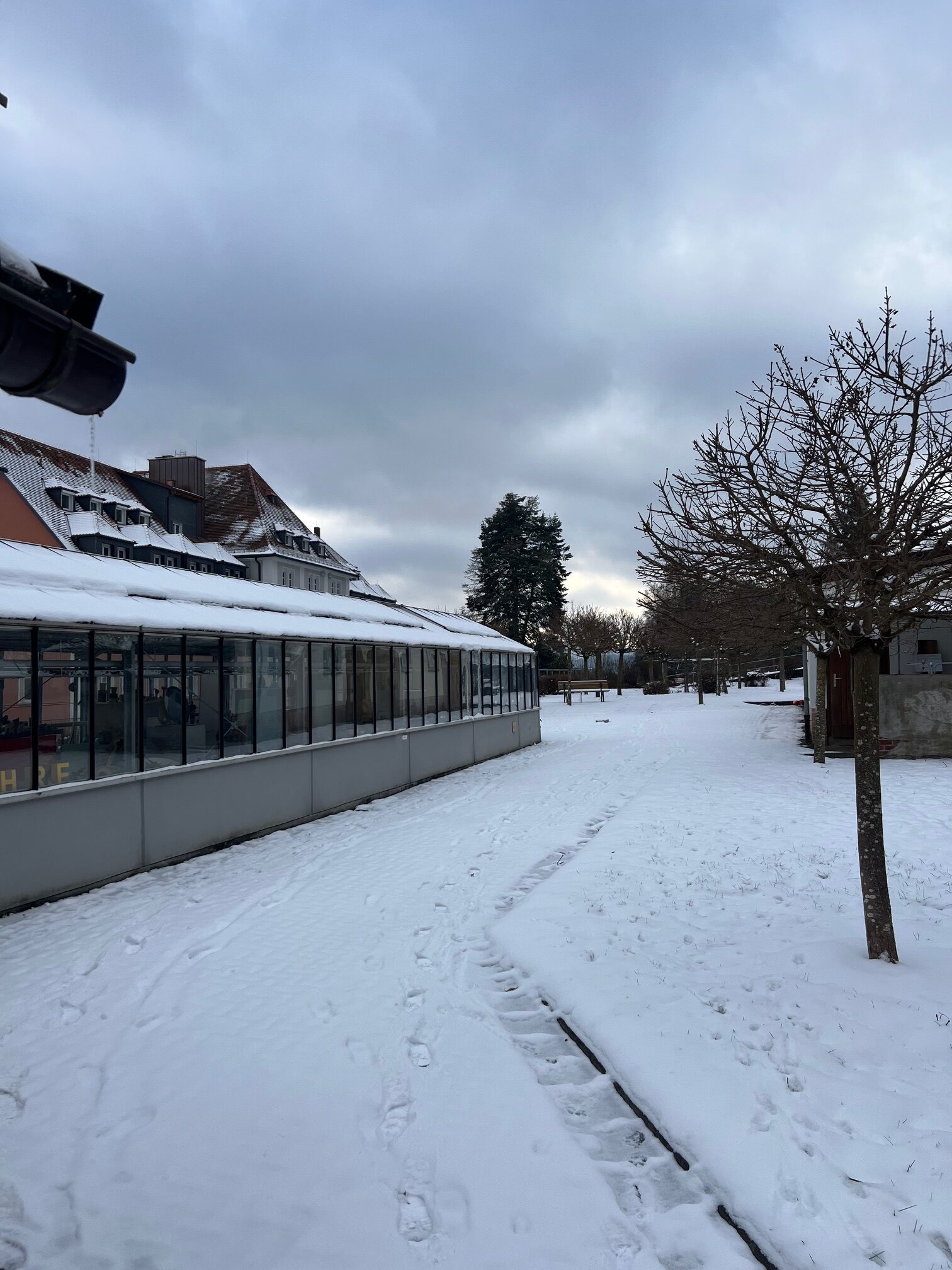 Au&szlig;enansicht des Atelier SiSu im Winter