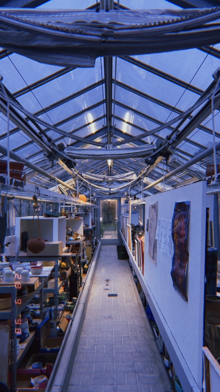 Das Glashaus des Atelier SiSu auf dem Hebronberg in Marburg