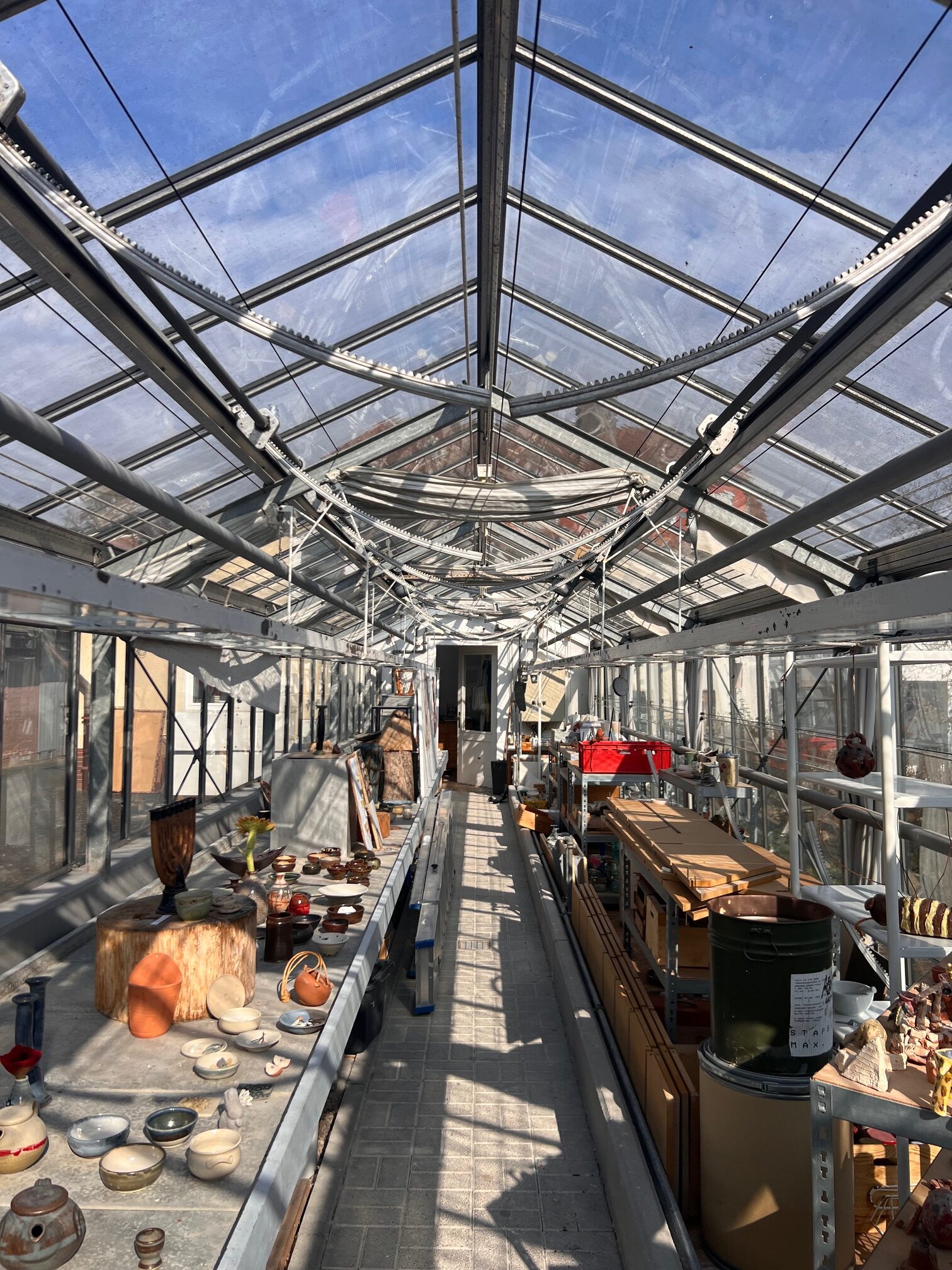 Weiterer Blick ins Gew&auml;chshaus des Atelier SiSu