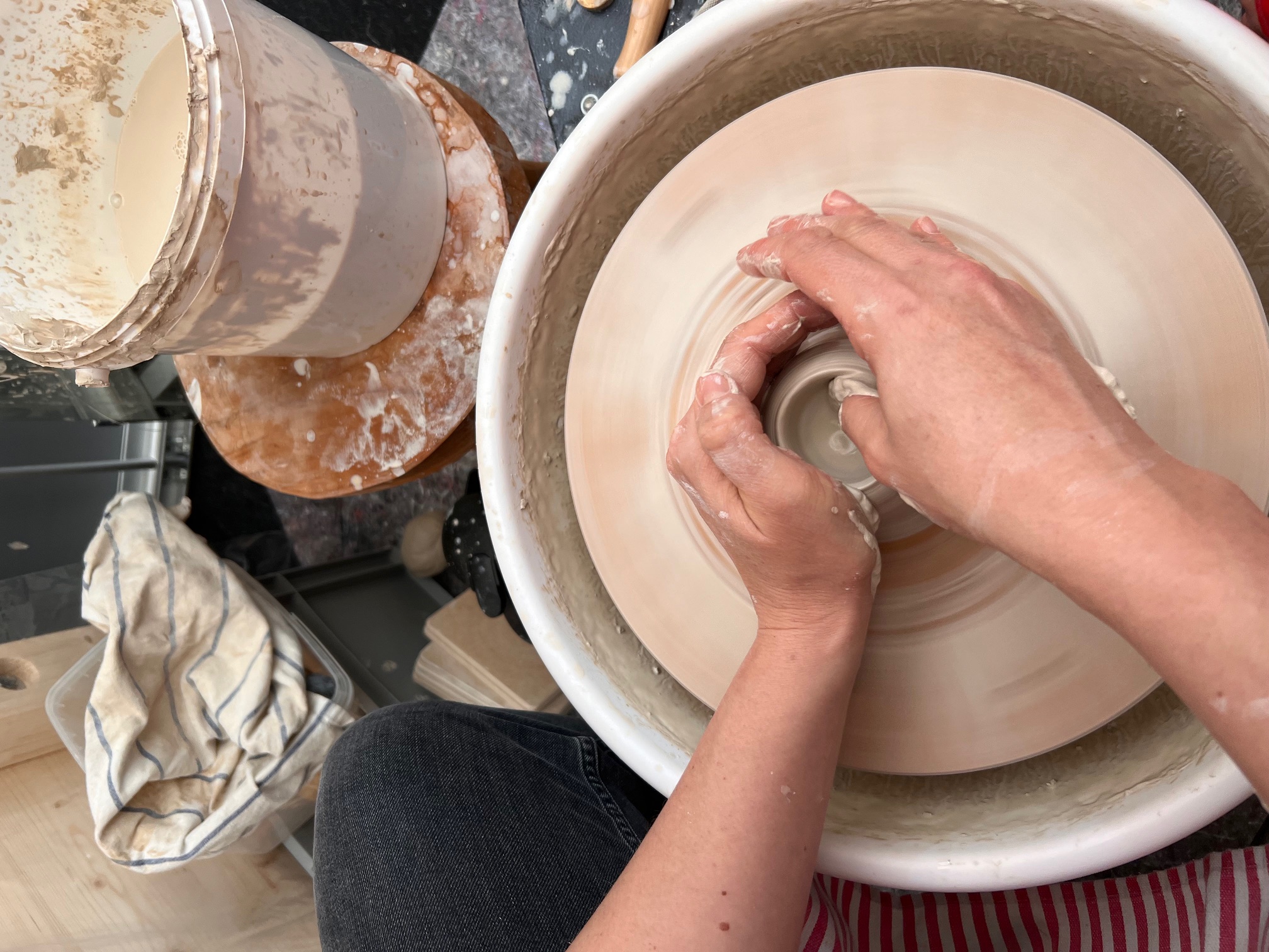 Gemeinsam t&ouml;pfern im Atelier SiSu