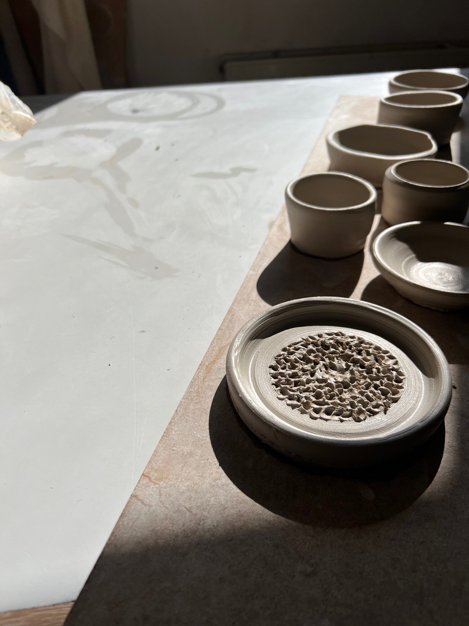 Kursteilnehmer beim T&ouml;pfern im Atelier SiSu