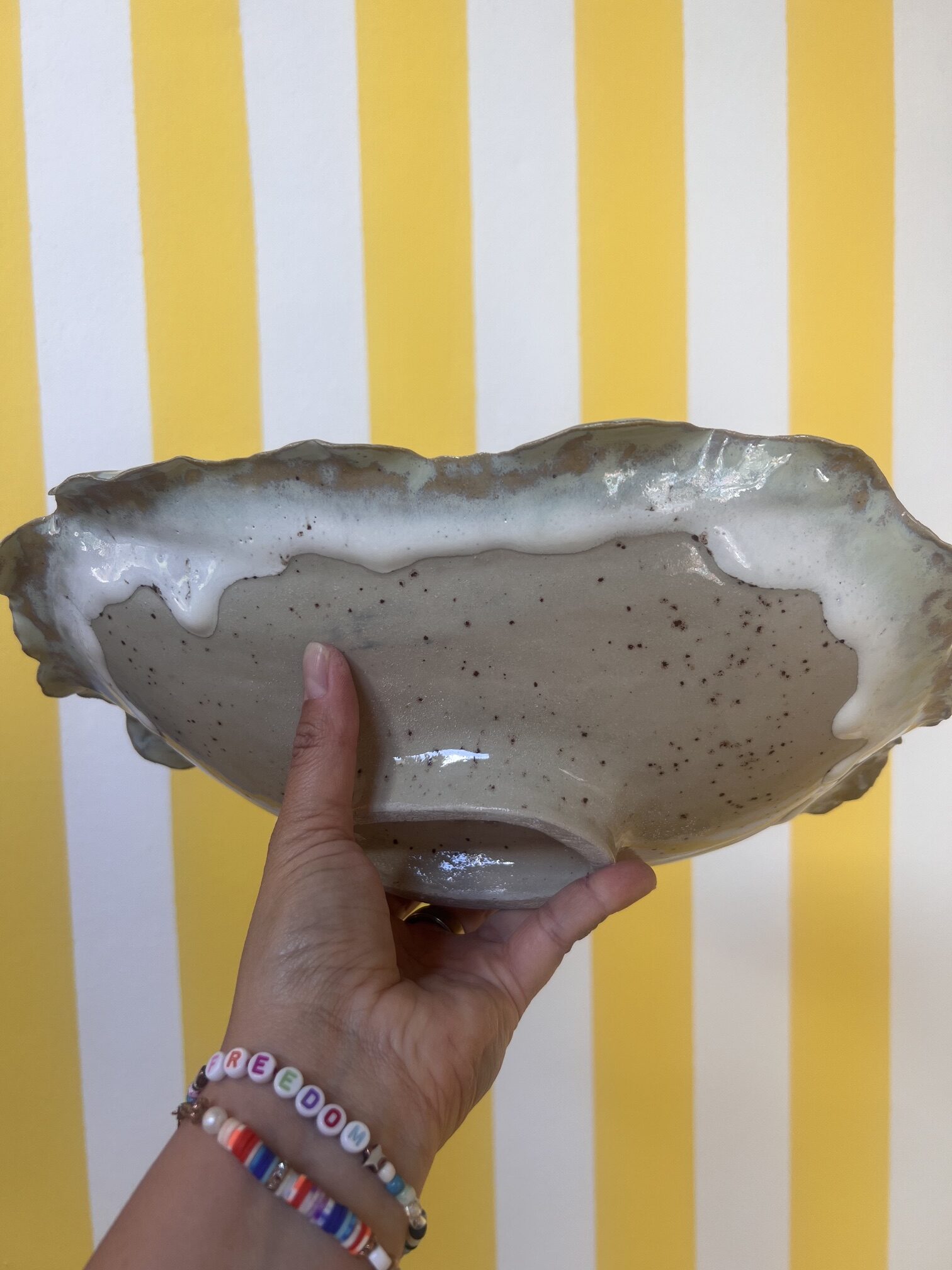 Fertige glasierte Belly Bowl in den H&auml;nden &mdash; das vollendete Ergebnis, Atelier SiSu