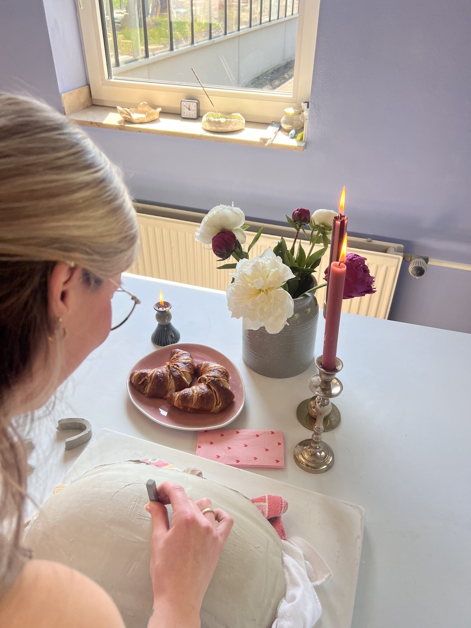 Kundin gestaltet ihre Belly Bowl bei Kerzenlicht &mdash; Atelier SiSu Marburg