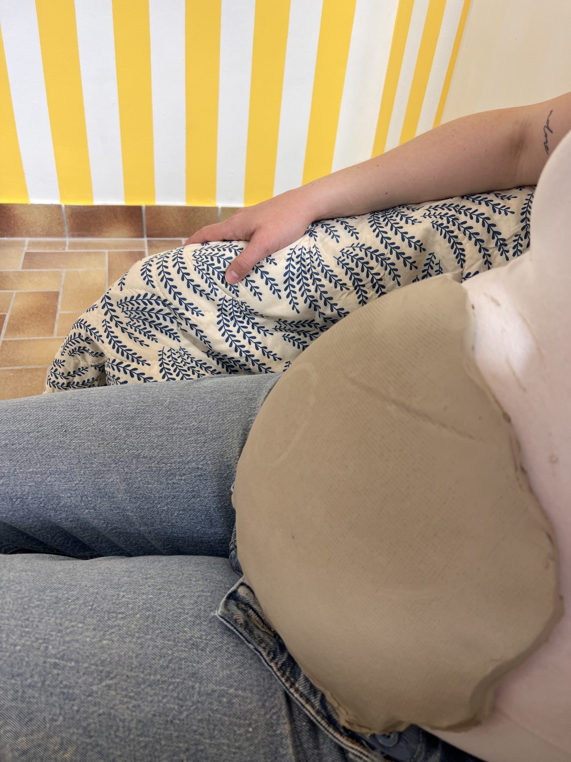 Tonplatte liegt seitlich auf dem Schwangerschaftsbauch &mdash; Belly Bowl im Atelier SiSu